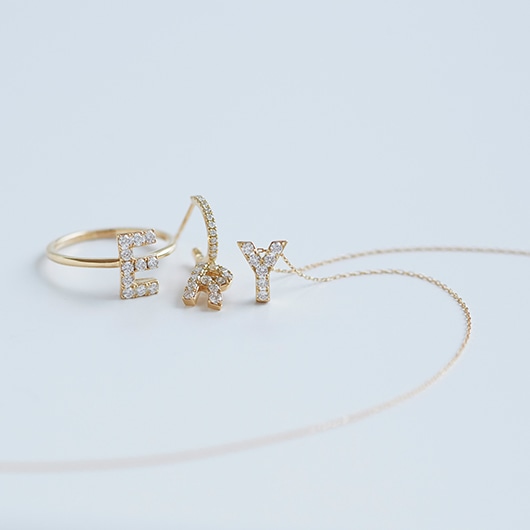 プルミエトワールイニシャル （R） ピアス | AHKAH（アーカー）| 公式  