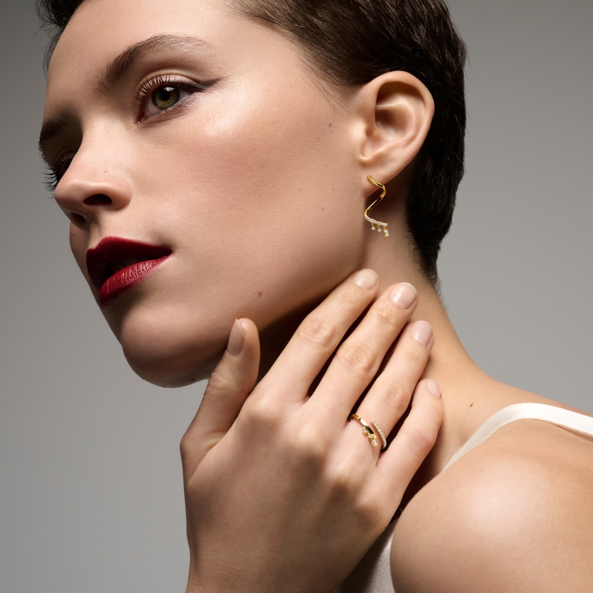 シャンデリアスウェイツイスト ピアス | AHKAH / アーカー | 【公式